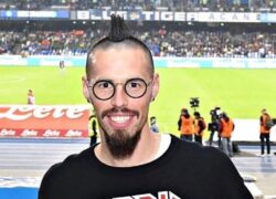 Sorpresa per Marek Hamsik in ritiro: regalata una maglia del Napoli